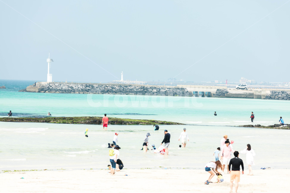 제주도,협재,해수욕장,제주도하늘,제주도바다,바다,에메랄드바다,에메랄드빛바다,푸른하늘,맑은바다,jeju,jejuisland,사람,인물,인간,human,person,여성,여자,woman,female,lady,여행,휴가,traveling,vacation,trip,물놀이,즐거운,상쾌한