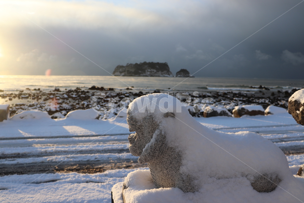 새해,일출,제주도,범섬,법환,흐림,눈,겨울,계절,winter,season,자연,풍경,nature,landscape,한국자연풍경,한국자연경관,korea nature landscape,제주도,jeju,jeju island,조각상,동상,석상,조형물,statue,bronze statue,stone statue,outdoors,옥외,snow