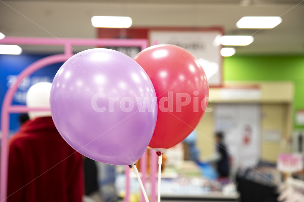 풍선,빨대,묶은,공기,가득,실내,색깔,보라색,빨간색,불빛,축하,오브젝트