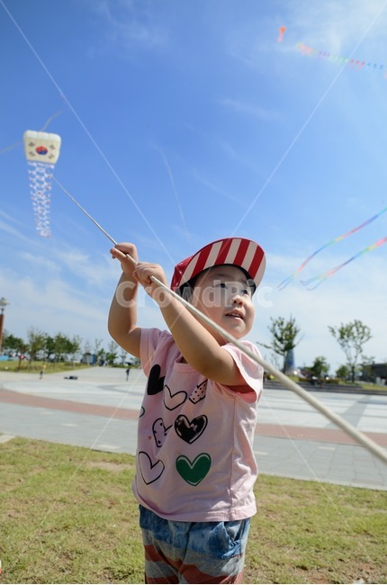 아기,태극기,하늘,연,파란색,인천,사람,인물,인간,human,person,어린이,어린아이,child,children,kid