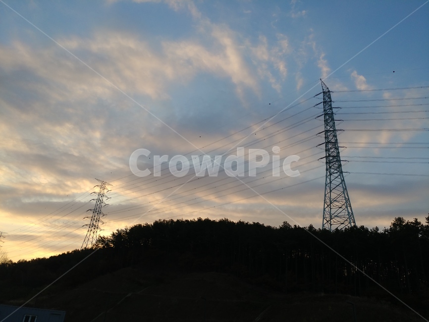 송전탑,전선,하늘,구름,산,식물,자연,산업,industry,industrial,에너지산업,energy industry,power lines,전력선,cable,케이블,electric transmission tower