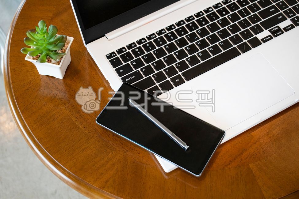 Laptop,electronics,computer keyboard,office,cell phone,virtual space,computer,desktop,pen,company,Hardware,online class,untact,work from home,keyboard,business,work,mobile,monitor,cafe,nonfacetoface,mobile phone,desk,online,internet