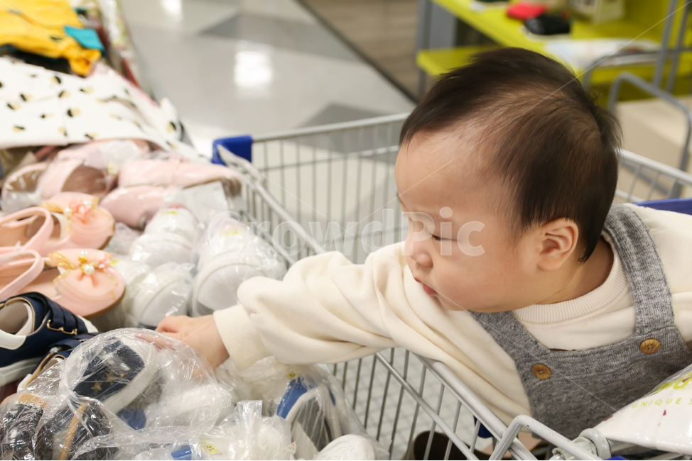아기,쇼핑,라이프스타일,가족,쇼핑카트,대형마트,의류매장,옷가게,백화점,아기옷,남자아기,남자아이,아이,카트,인물,모델,옷,패션,생활,장보기,귀여운,작은,사랑스런,어린,어린이,꼬마,구매,마트,상점,매장,신발,아기신발,소매점,장난꾸러기,개구쟁이,호기심,아기얼굴,얼굴,표정,사람,인물,인간,human,person,영유아,아기,애기,아이,infants,baby,쇼핑,shopping