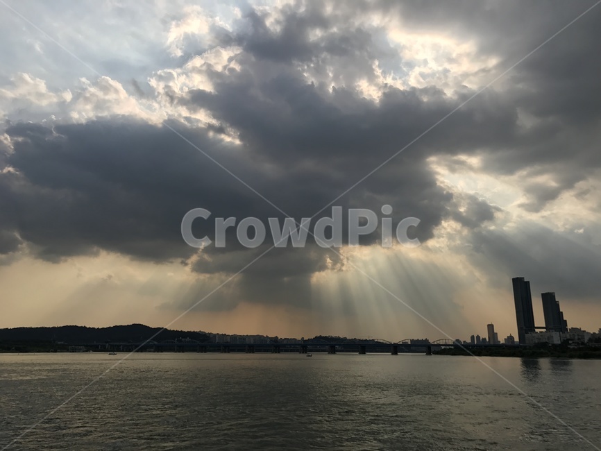 한강,빛내림,석양,흐린날,구름,서울,풍경,먹구름,자연,풍경,nature,landscape,weather,날씨,flare,플레어,light,빛,outdoors,옥외,cumulus,적운,sky,하늘,cloud