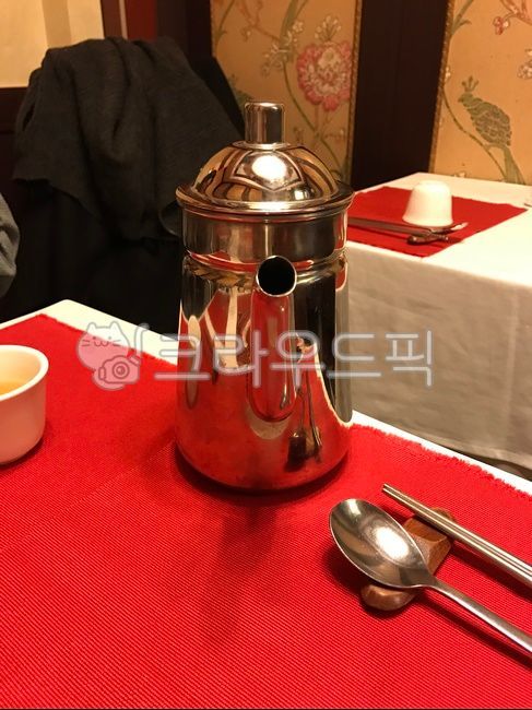 중국집,수저,주전자,쇠,쇠주전자,중국,중국음식점,빨강식탁보,식탁보,빨간색