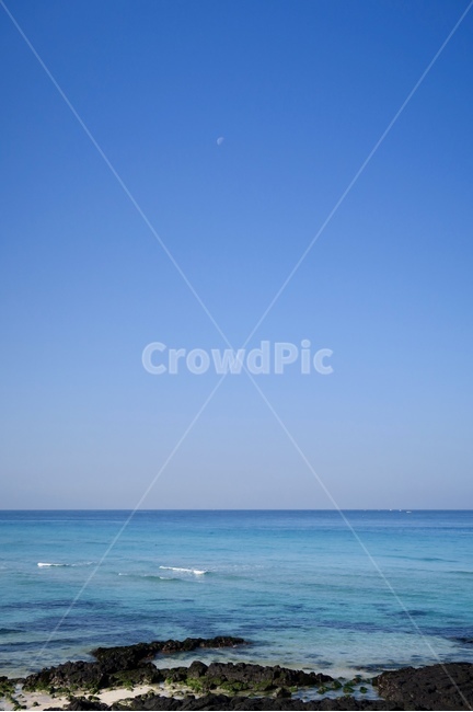 하늘,낮달,달,반달,자연,바다,수평선,파랑,날씨,풍경,자연,풍경,nature,landscape,제주도,jeju,jeju island,outdoors,옥외,ocean,대양,sea,water,물