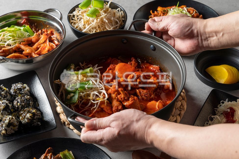 식당,음식,닭볶음탕,닭도리탕,국물닭발,닭발,닭똥집볶음,닭똥집,오돌뼈볶음,오돌뼈,매운
