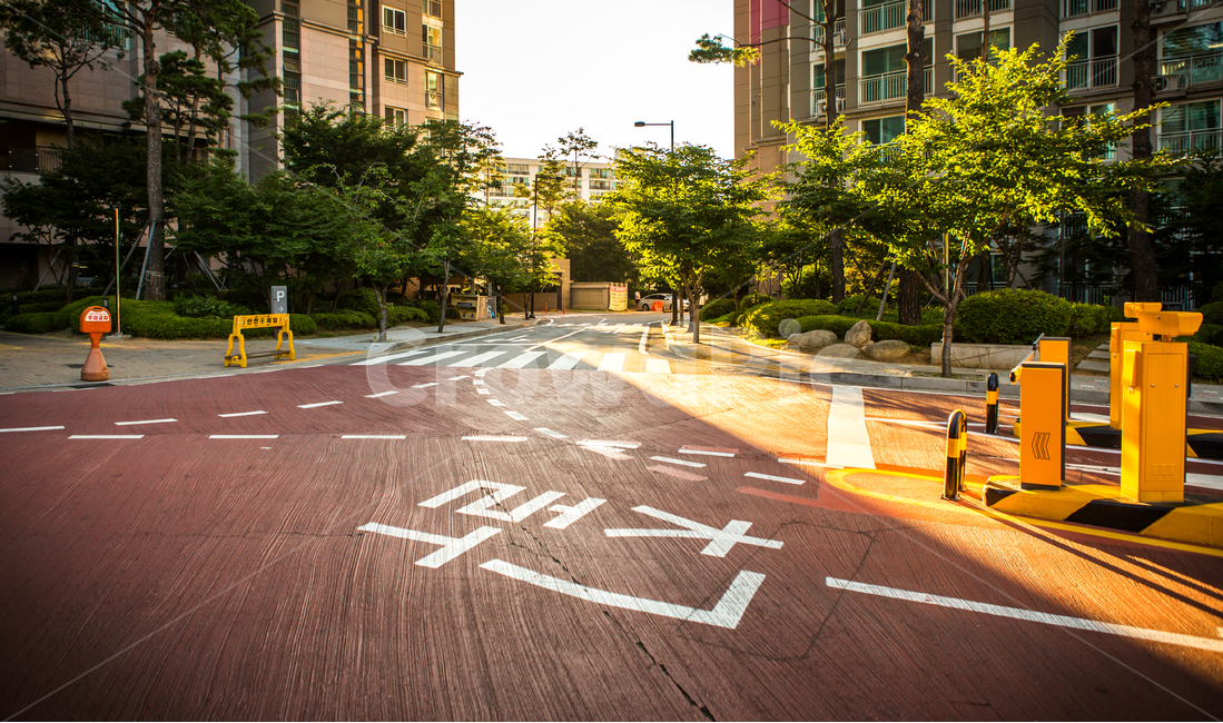 아파트,출구,입구,햇살,집,도로,건물,도시,풍경,city,landscape,asphalt,아스팔트,road,intersection,교차로