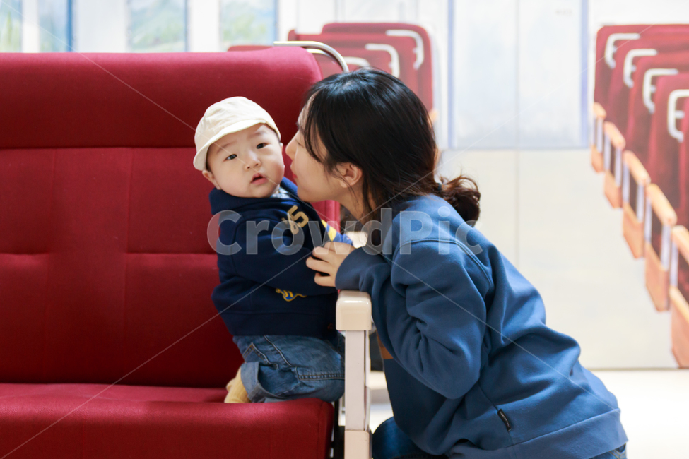 열차내부,기차내부,엄마와아들,가족,아기,아이,남자아기,남자아이,아이패션,열차,기차,무궁화호,비둘기호,경춘선,경춘선열차,화랑대폐역,전시관,모자,다정한,육아,기차여행,교통,육로교통,교통수단,좌석,의자,엄마,여성,사랑스런,귀여운,평범한,내부,실내,소중한,사람,인물,인간,human,person,가족,패밀리,family,영유아,아기,애기,아이,infants,baby