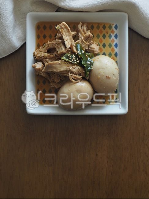 장조림,계란장조림,닭가슴살장조림,닭가슴살,간장조림,간장,반찬,한국음식,아시아음식,배경,검정,닭고기,고기,음식,전통음식,한국전통음식,웰빙,웰빙음식,삶은달걀,삶은계란,식사,요리,chickenbreast,soysauce,sidedish,koreanfood,asianfood,background,black,chicken,meat,food,traditionalfood,koreantraditionalfood,wellbeing,wellnessfood,boiledegg,meal,cooking