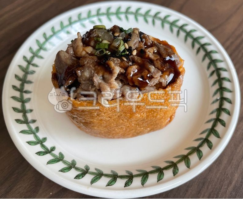 우삼겹유부초밥,유부초밥,초밥,우삼겹,고기,대왕유부초밥,음식,요리,식사,식재료,밥,쌀밥,쌀,유부,포장,포장음식,먹방,소스,별미,육류,접시,meal,dish,food,cook,rice,meat