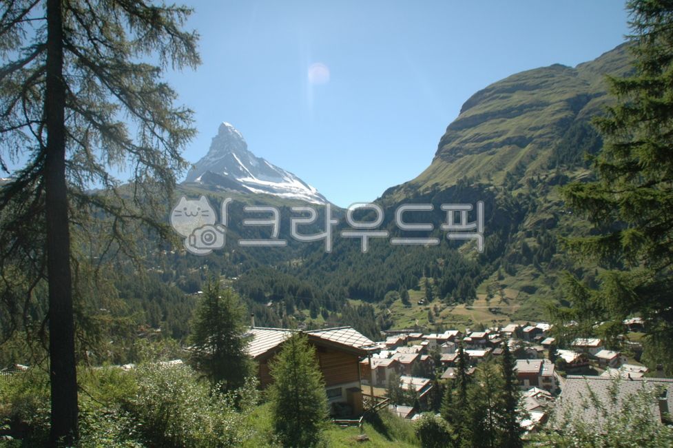 panoramic,ice,mountain,view,matterhorn,sunny,landmark,day,sky,town,switzerland,tree,swiss,mount,zermatt,panorama,snow,alpine,serenity,alps,rockies,summit,summer,rocky,top,village,glacier,green,famous,clear,hiking,peak,calm,blue,serene,landscape
