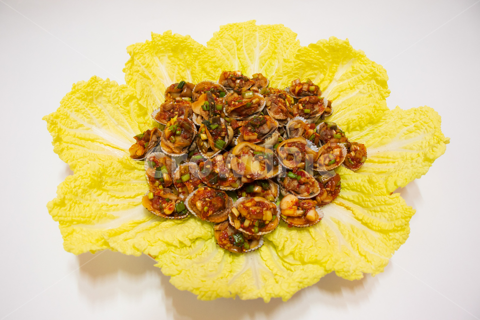 꼬막무침,꼬막,배추,제철음식,겨울음식,한국음식,겨울,제철,음식,한식,요리,반찬,무침,식사,식품,한국,어패류,조개,돌조개,돌조개과,해산물,해물,수산물,씨푸드,먹거리,먹을거리,점심,저녁,파티,홈파티,장식,데코,데코레이션,플레이팅,야채,채소,알배추,배추잎,배춧잎,꽃,꽃모양,예쁜,예쁘다,아름다운,아름답다,문화,가을,자연,소스,매운,맵다,짜다,양념,양념장,건강,홈메이드,신선한,홈메이드쿡,쿡,아시아,맛,맛있는,매콤한,백그라운드,바탕,배경,cockle,clam,seafood,cabbage,cabbageleaves,chinesecabbage,napacabbage,food,koreanfood,vegetable,korea,culture,meal,cooking,cuisine,cook,eat,winter,health,healthy,homemade,spicy,hot,asia,sauces,eating,natural,nature,decor,decoration,fresh,beautiful,party,lunch,dinner,dish,plate,delicious,tasty,background,음식,식재료,요리,food,cook,meal,dishes,food reserves,한식,한국음식,한국요리,korean food,korean dishes,korean meal,korean cook