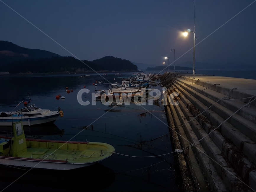 시골,어촌,배,생업,야경,수산업,가로등,어선,방파제,정박지,야경,밤,풍경,nightscape,night,landscape,산업,industry,industrial,어업,fishery,fishing industry,교통,교통수단,traffic,transportation,vehicle,차량,watercraft,선박,boat,보트