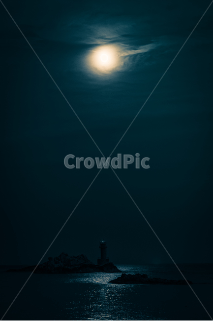 등대,바다,밤바다,구름,달,달무리,분위기,밤하늘,자연,풍경,nature,landscape,등대,lighthouse,야경,밤,nightscape,night,색깔,색상,색채,색감,color sense,color sensitivity,feeling of color,outdoors,옥외,outer space,대기권 밖,universe,우주,astronomy,천문학,moon,space