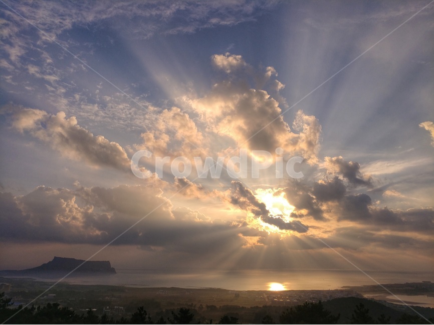 일출,성산일출봉,빛내림,풍경,감성,제주,제주풍경,하늘,구름,자연,자연,풍경,nature,landscape,한국자연풍경,한국자연경관,korea nature landscape,제주도,jeju,jeju island,light,빛,flare,플레어,sunlight,햇빛,outdoors,옥외,weather,날씨