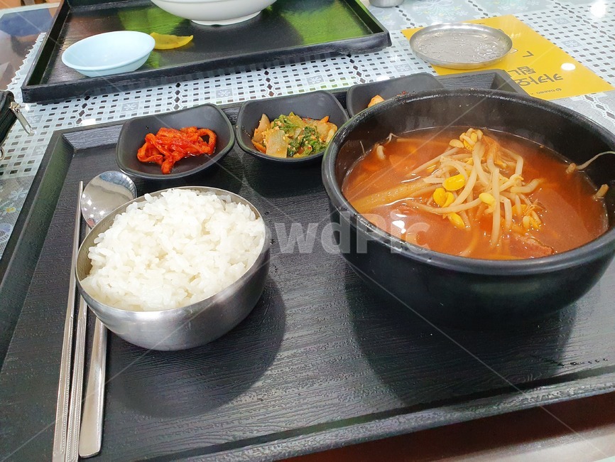 소고기국밥,한국음식,한식,점심메뉴,국밥,육계장,한끼,휴게소메뉴,휴게소음식,삼찬,간단한점심