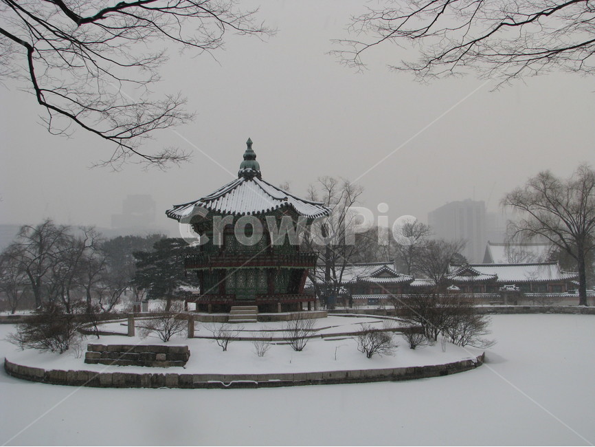궁궐,경복궁,향원정,겨울,눈,호수,한국,대한민국,겨울,계절,winter,season,한국전통,한국문화,korean traditional,korean culture,랜드마크,landmark,tourist attraction,한국랜드마크,한국관광지,한국명소,korea landmark,korea tourist attraction,건축물,건물외관,exterior,building,structure,architecture,construction