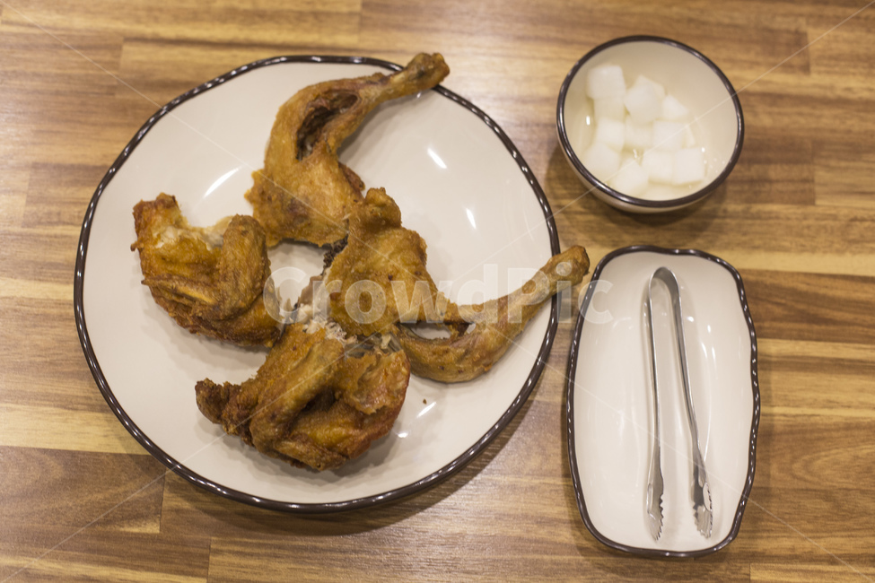 치킨,통닭,야식,간식,옛날통닭,음식,집게,치킨무,닭다리,튀김,접시,음식,식재료,요리,food,cook,meal,dishes,food reserves,육류,고기,meat,양식,서양음식,서양요리,western food,western dishes,western meal,western cook
