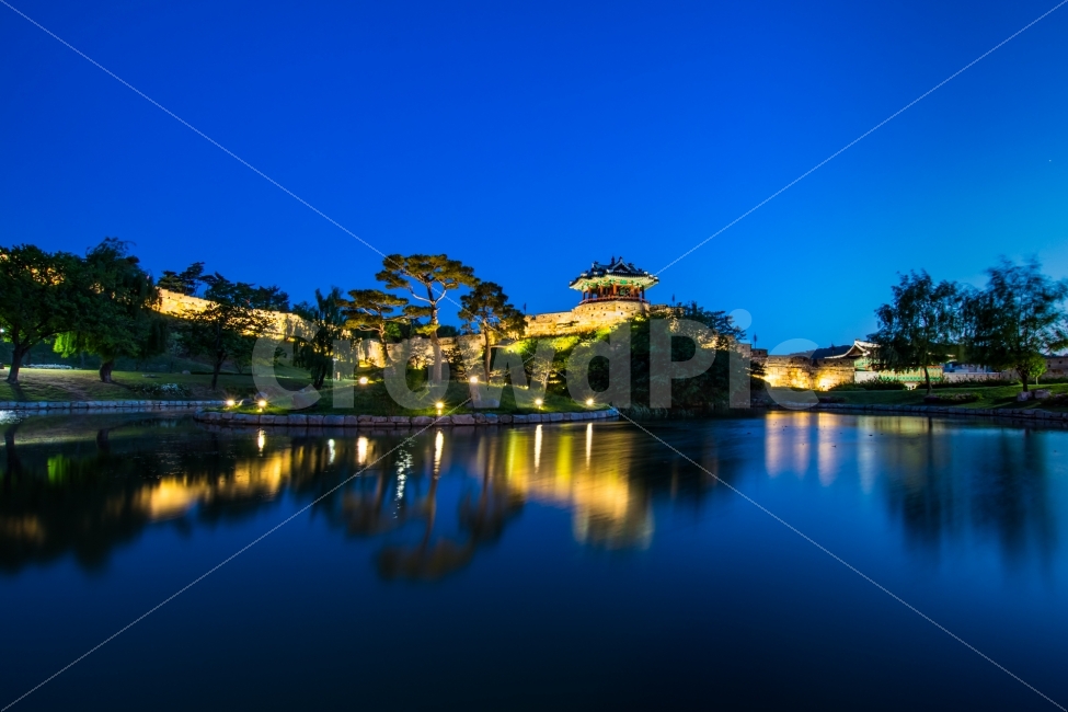 풍경,야경,반영,방화수류정,수원화성,수원,야경,밤,풍경,nightscape,night,landscape,랜드마크,landmark,tourist attraction,한국전통,한국문화,korean traditional,korean culture,hotel,호텔,building,건물