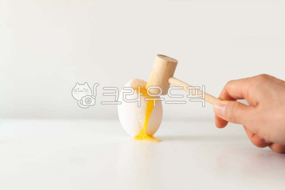 Shock,damage,egg,break,social problems,wake up,mallet,duck egg,hit,be broken,hand