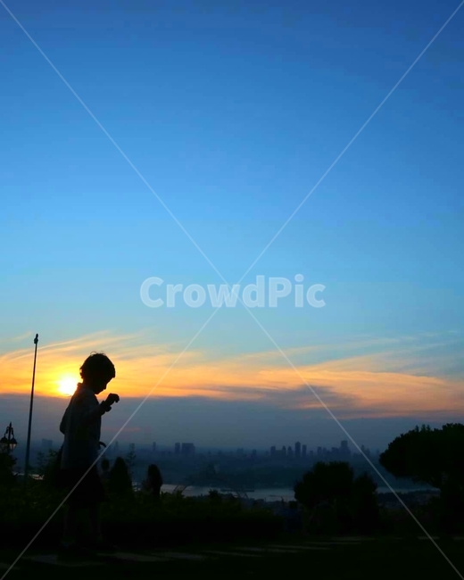 아이,실루엣,들판,역광,해,태양,햇빛,person,사람,human,인간,nature,옥외,sky,하늘,outdoors,야외,홀로,혼자,놀다,뛰다,걷다