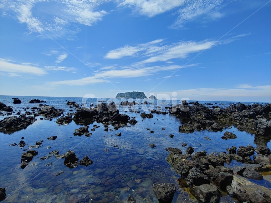 섬,바다,해안,하늘,파랑,sea,sky,cloud,blue,white,black,구름,그림자,비침,잔잔함,바위,검은,island