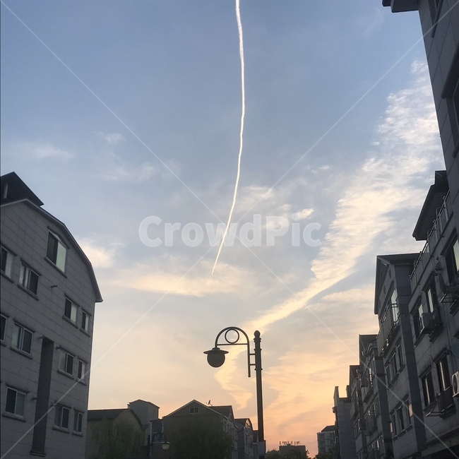 노을,하늘,가로등,비행기구름,그림자,비행기,구름,sky,cloud,sunset,일몰,해질녘,색감,건물,주황색하늘,핑크빛하늘,분홍색하늘,분홍빛하늘,분홍