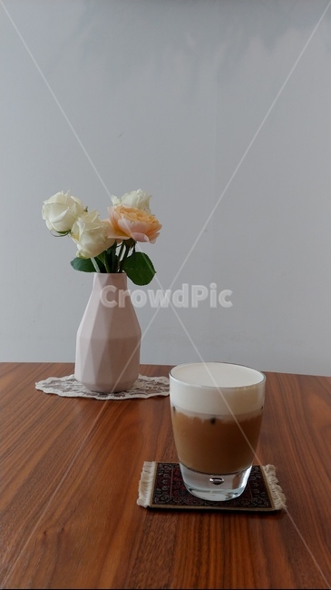 카페,커피,아인슈페너,비엔나,꽃병,화병,장미