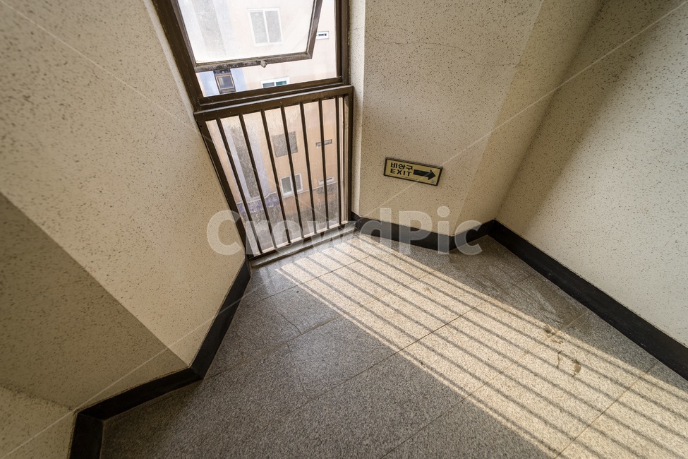 창,그림자,빛,아침,태양,sun,shadow,window,light,건축물,건물외관,exterior,building,structure,architecture,construction