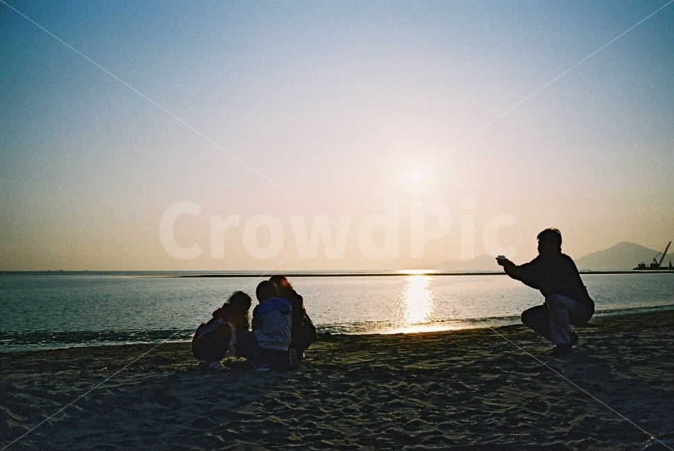 부산,일몰,가족,다대포,여행,힐링,YOLO,욜로,해변,바다,beach,sea,여행,휴가,traveling,vacation,trip,사람,인물,인간,human,person,가족,패밀리,family