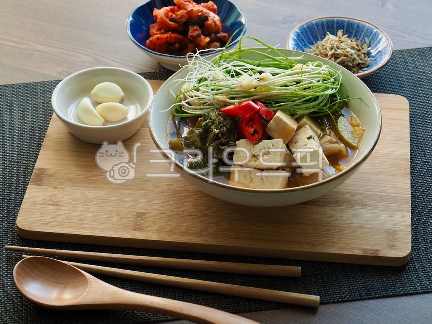 한식,된장국,된장찌개,반찬,배경,음식,요리,한국음식,아시아음식,전통음식,두부,한국문화,웰빙,웰빙음식,misosoup,soybeanpastestew,sidedish,background,food,cooking,koreanfood,asianfood,traditionalfood,tofu,koreanculture,wellbeing,wellnessfood,한국전통음식,식사,채소,야채,meal,vegetable,koreantraditionalfood,달래,달래된장국,음식,식재료,요리,food,cook,meal,dishes,food reserves,한식,한국음식,한국요리,korean food,korean dishes,korean meal,korean cook