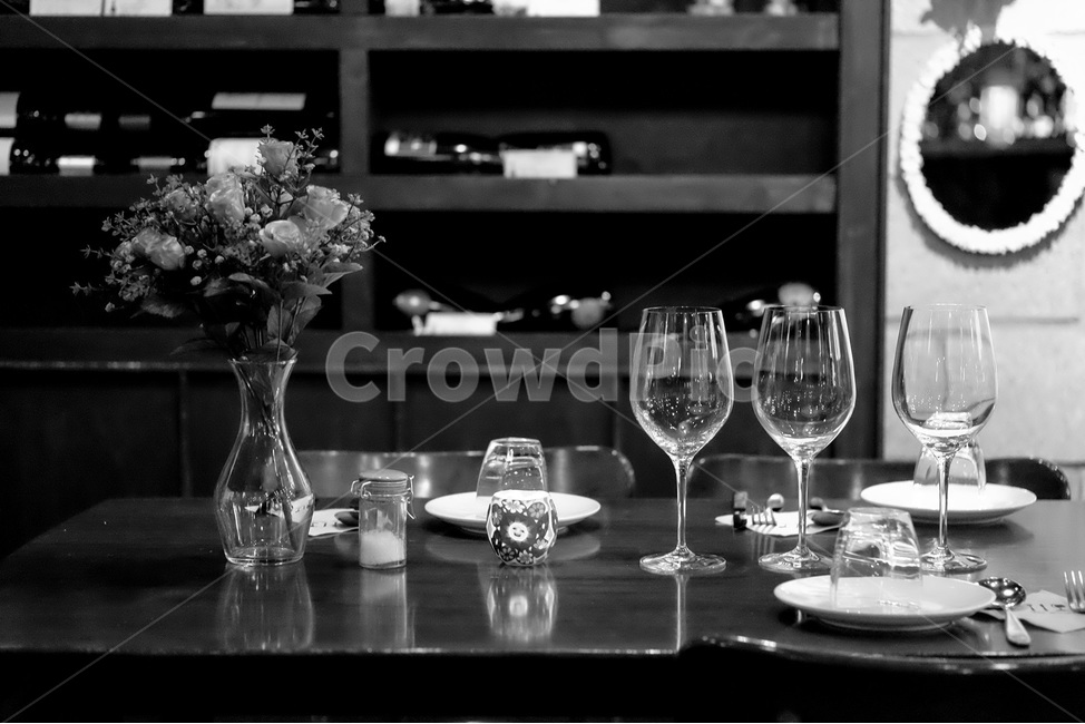 와인,와인바,와인잔,흑백,bar,시선,감성,혼술,기념일,축하,anniversary,congratulation,celebrate,celebration,흑백,모노톤,monochrome,black and white