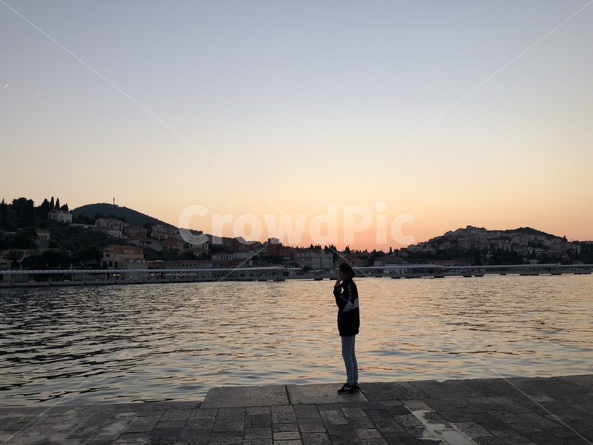 해질녘,크로아티아,두브로브니크,sunset,선셋,바다,선착장,부두,일광,생각,잠기다,하늘,사람,인물,인간,human,person,여성,여자,woman,female,lady