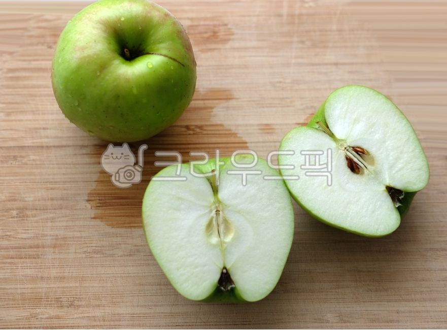 holiday fruit,grannysmithapple,fruit,Chuseok food,holiday,food,apple,sliced,Aori apple,grannysmith,apple cross section,Chuseokrelated,green apple