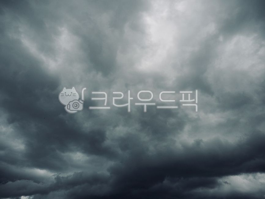 먹구름,하늘,구름,흰색,배경,바람,장마,태풍,자연,풍경,경관,구름풍경,폭풍,흐림,날씨,환경,자연현상,야외,다크,블랙,어두움,sky,cloud,white,background,wind,therainyseason,typhoon,nature,scenery,policeman,cloudlandscape,storm,cloudy,weather,environment,naturalphenomenon,outdoor,dark