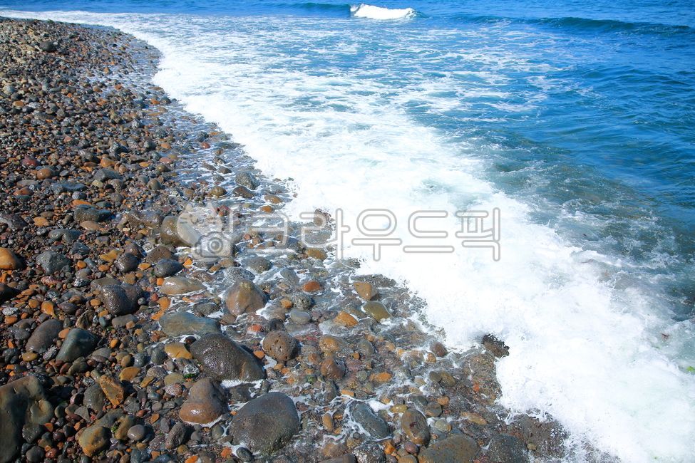 제주도,몽돌해변,알작지,조약돌,거품,파도,수평선,코발트,에메랄드,하늘,구름,바다,돌,바람,하늘색,물거품,갯바위,현무암,방파제,등대,sea,ocean,대양,water,물,nature,자연,outdoors,옥외,해안가,물보라,부서지는파도,바다풍경,거친,spray,wave,brokenwave,broken,seascape,물방울,바위,암석,basalt,stone,rock