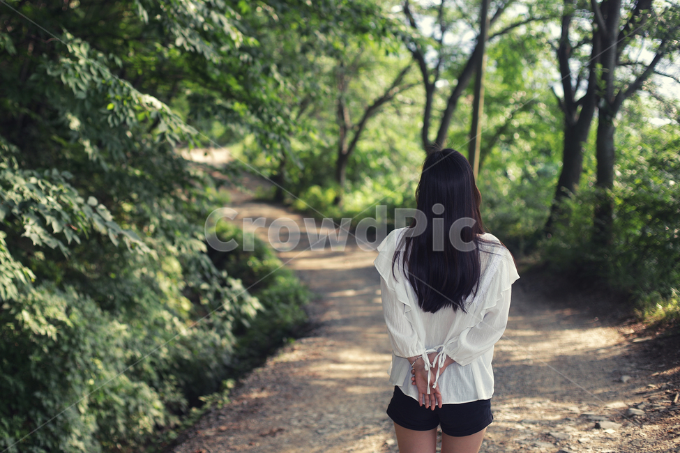 숲속,길,산책,휴식,바람,여름,뒷모습,걸음,사람,인물,인간,human,person,여성,여자,woman,female,lady,휴식,힐링,rest,relaxation,healing