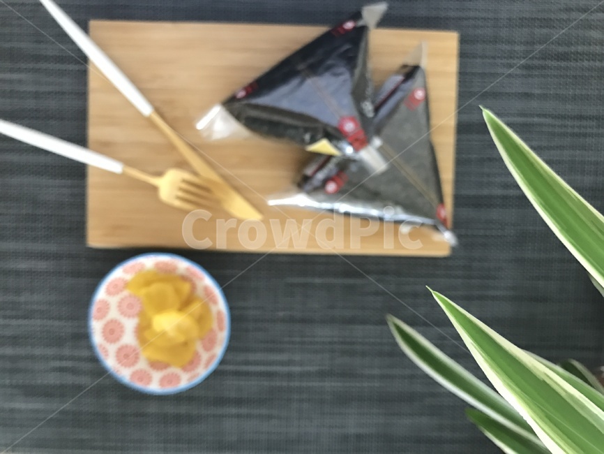 삼각김밥,아침식사,분식,점심,저녁,혼밥,집밥,오니기리,단무지,식물,도마,나무도마,food,breakfast,onigiri,김밥