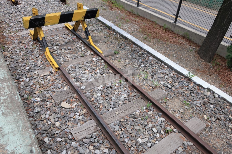 철도,철로,레일,끝점,폐선,표지,표시,자갈,경고,주의,교통,교통수단,traffic,transportation