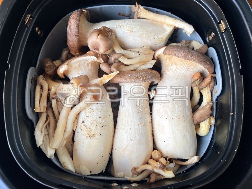 새송이버섯구이,통새송이버섯구이,느타리버섯구이,느타리버섯,새송이버섯,버섯구이,버섯,구이,에어프라이어요리,에어프라이어구이,에어프라이어,실리콘용기,밑간,음식,별미,요리,재료,재료준비,식재료,food,dish,cook