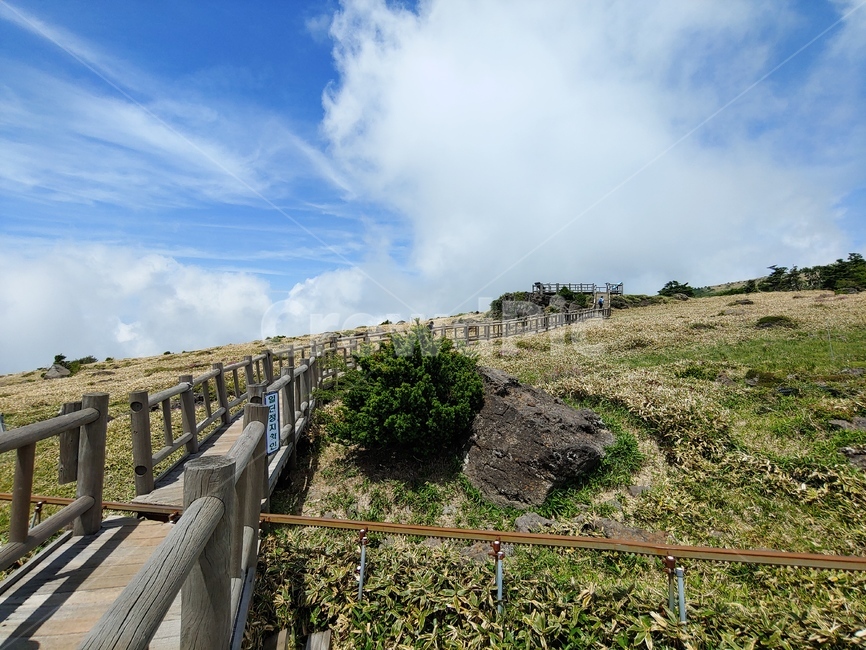 산길,산,하늘,등산로,바위,mountain,sky,clouds,green,초록,한라산,배경,데크,walkway,trail,fense,펜스