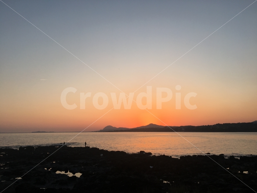 석양,해질녂,일몰,바다,하늘,따뜻함,저녁하늘,고요함,자연,풍경,nature,landscape,outdoors,옥외,sky,dusk,황혼,sunset,red sky,붉은 하늘,dawn,새벽