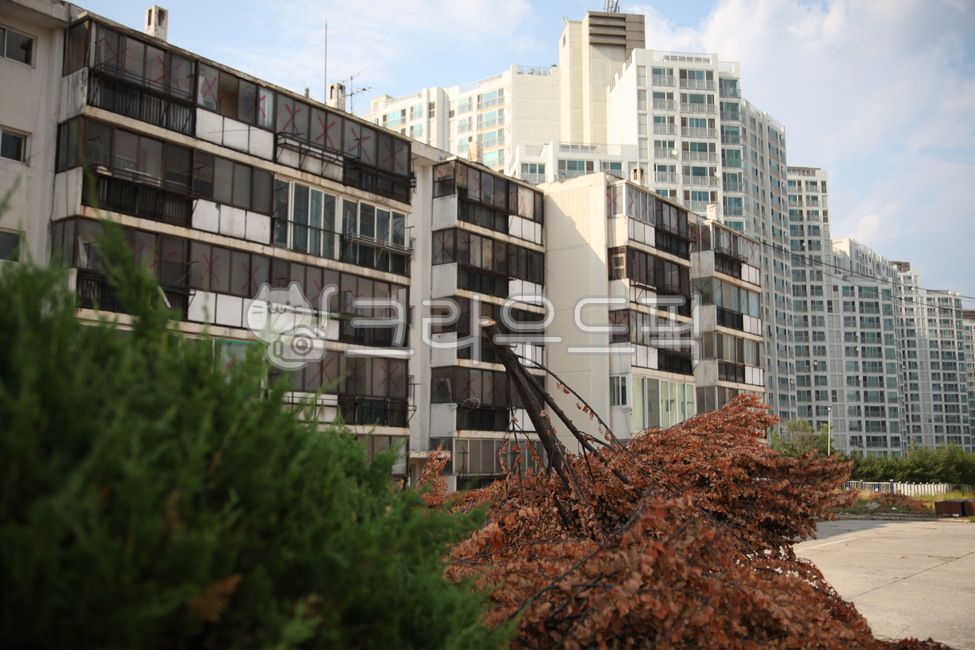 아파트,부영아파트,동네,도시,풍경,city,landscape,structure,오래된집,폐가,벽돌,폐건물,붕괴,차가움,건축물건물외관,building