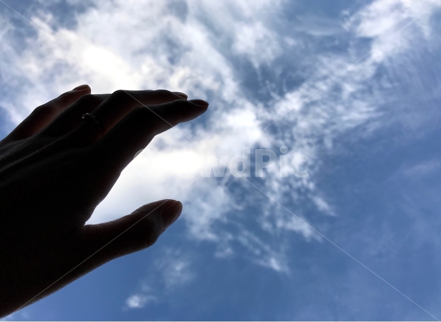 하늘,손,구름,파란하늘,sky,hand,bluesky,사람,인물,인간,human,person,신체일부,몸,body,손,제스처,표시,손짓,표현,gesture,hand,sign,expression