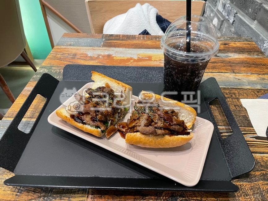 tray,banmisandwich,food presentation,banh mi,Bulgogi,plate,bowl,banh mi sandwich,beverage,Bulgogi Banh Mi,foodpresentation,Cola,bread,coke,food,dessert,dish,brunch,meat,banmi