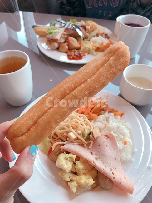조식,food,음식,bread,빵,아침,소세지,크로아상,젓가락,숟가락,주스,breakfast,중국,칭따오,china,중국음식,중국아침,중식,요우티아오