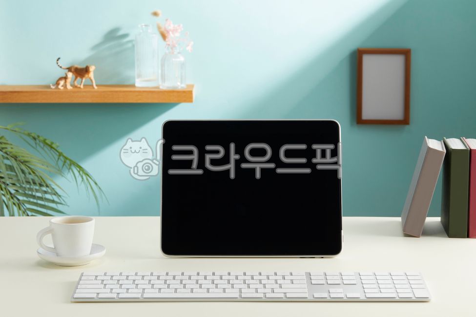 note,beam,study,idea,memo,office,sun,at home,Modern,palm tree,tablet,trim,copy space,beverage,work from home,table,keyboard,business,home office,Notebook,work,leaf,diary,face,sunlight,desk,coffee,window light,Photo Frame