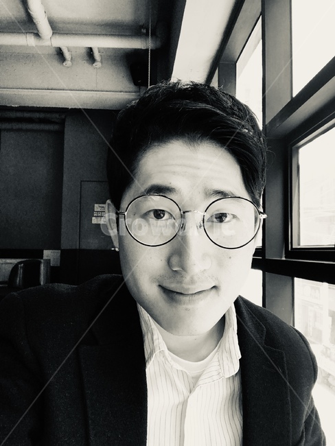 흑백,인물,안경,이마,정장,카페,사람,인물,인간,human,person,남성,남자,man,male,흑백,모노톤,monochrome,black and white