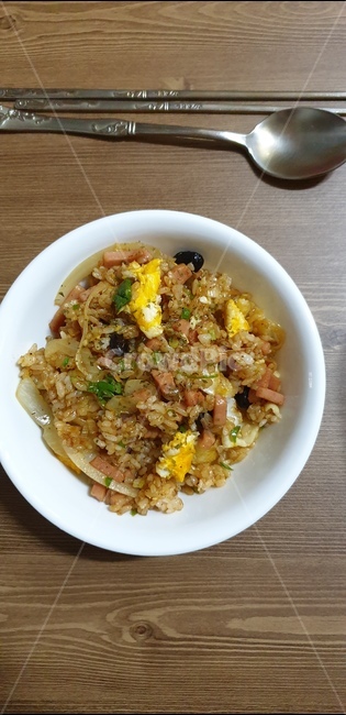 볶음밥,한국음식,식재료,수제,홈메이드,한국요리,한식,계란,햄,숟가락,주방용칼,식물,friedrice,koreanmeal,koreandishes,koreanfood,koreancook,foodreserves,handmade,homemade,egg,ham,spoon,cutlery,plant